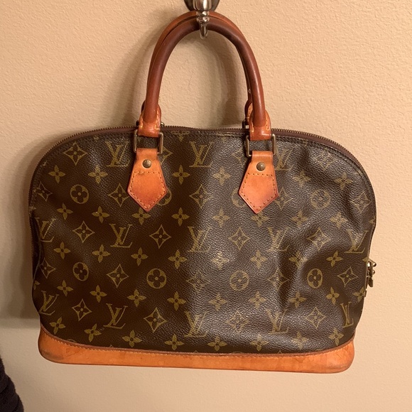 Authentic Louis Vuitton monogram Alma purse with date code BA0914 - Picture 2 of 14